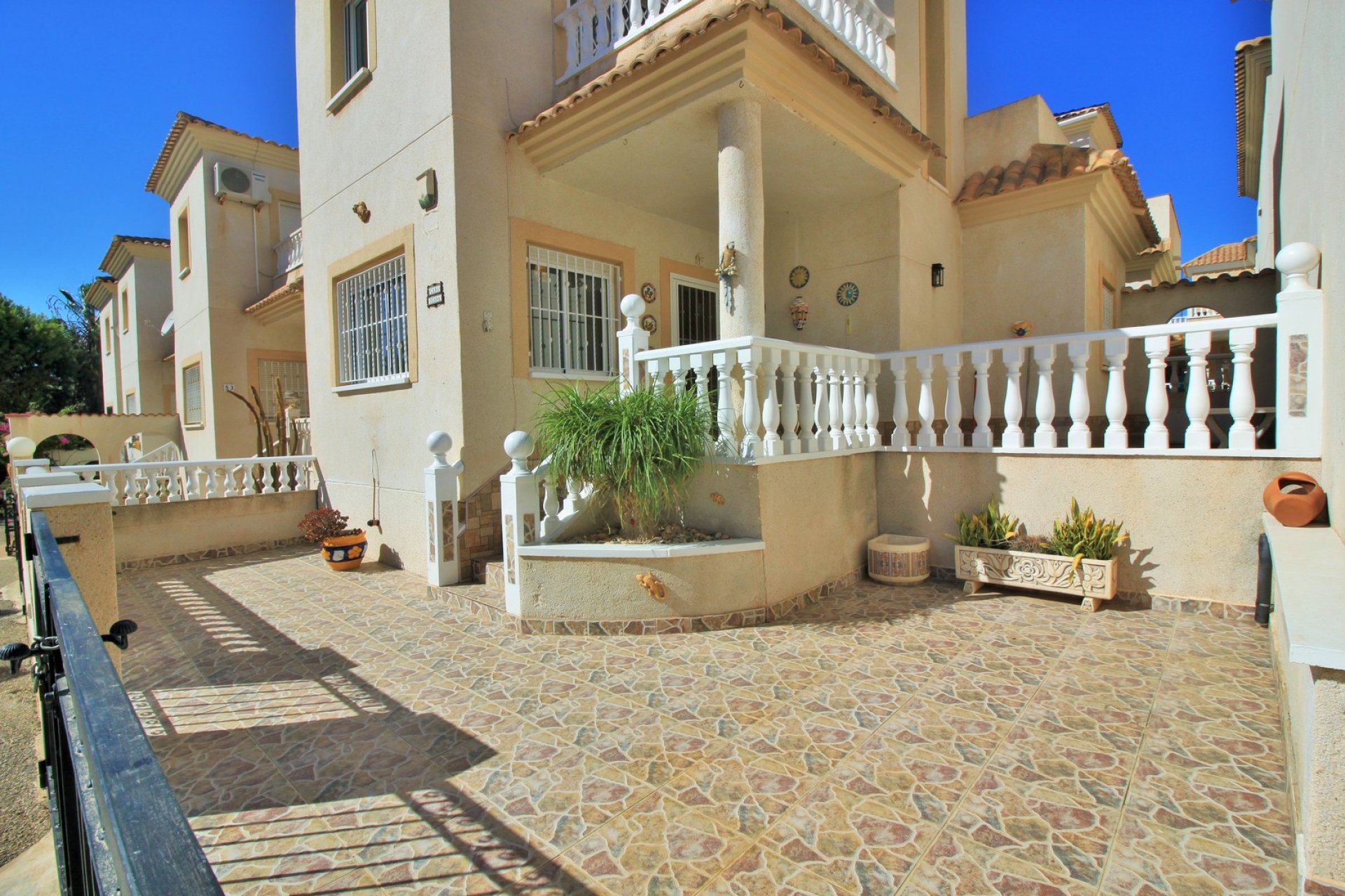 Resale - Villa -
Playa Flamenca