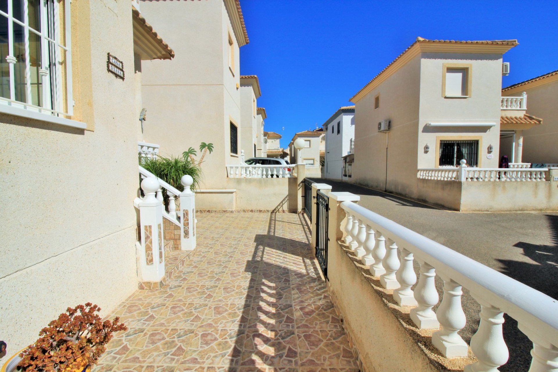 Resale - Villa -
Playa Flamenca