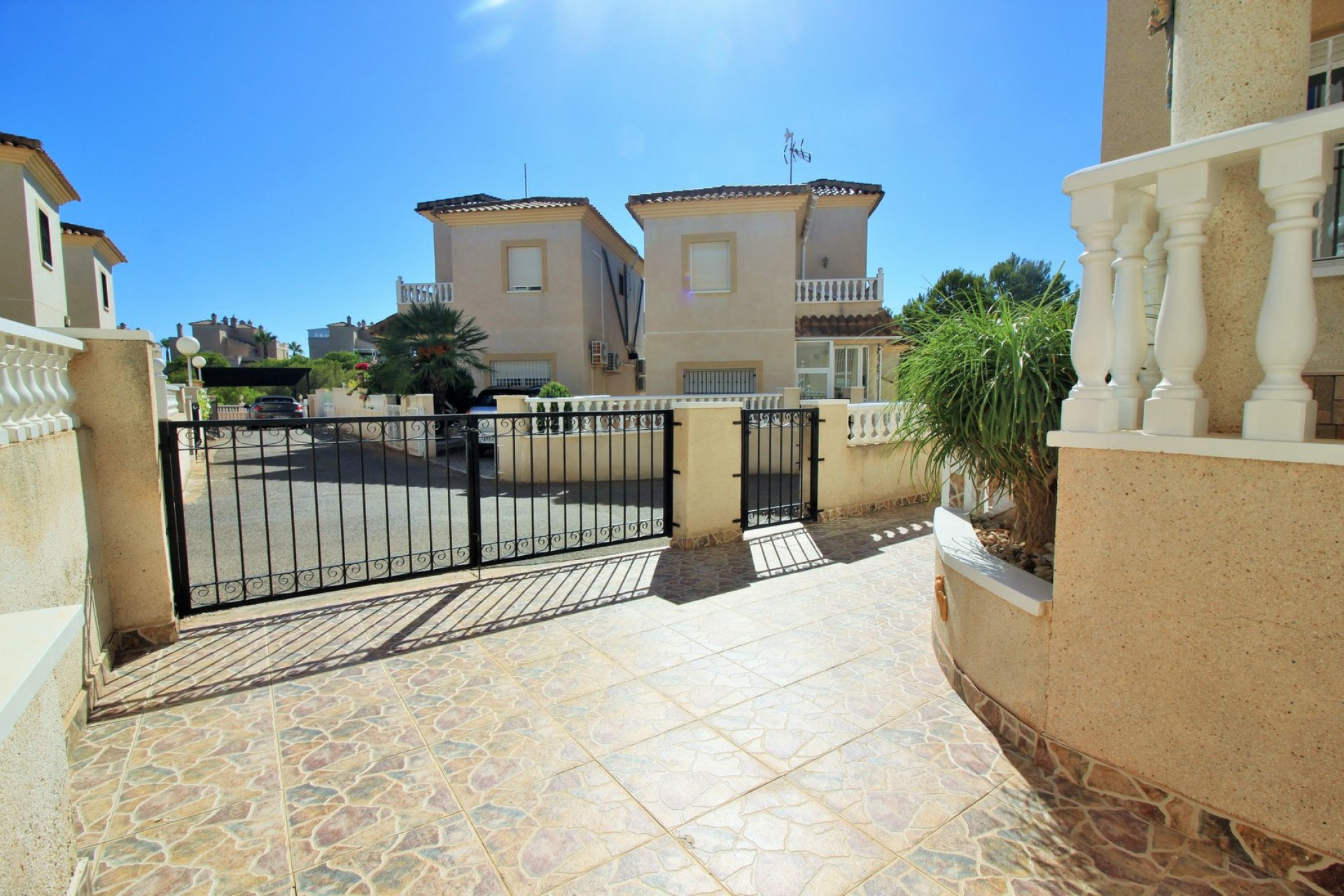 Resale - Villa -
Playa Flamenca