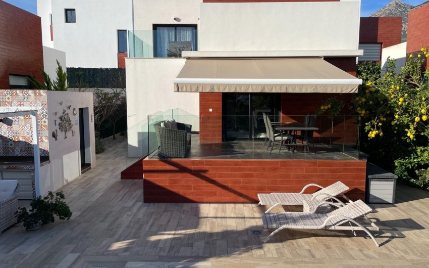 Resale - Villa -
Polop - Alberca