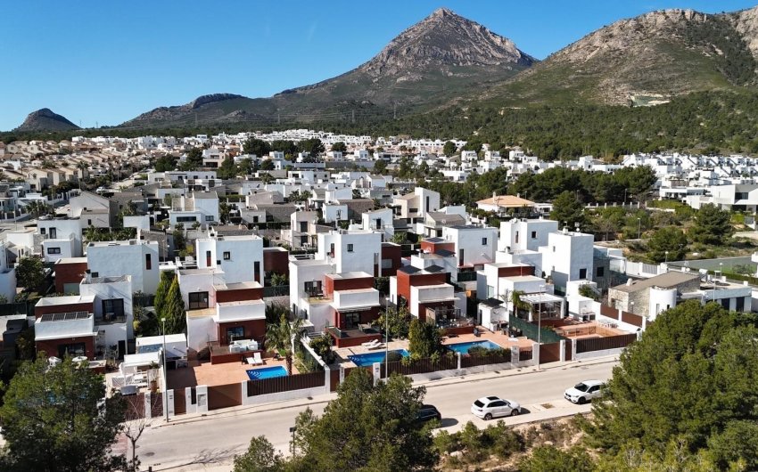 Resale - Villa -
Polop - Alberca