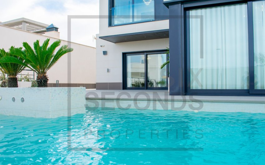 Resale - Villa -
San Miguel de Salinas - Urbanizaciones