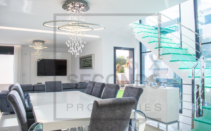 Resale - Villa -
San Miguel de Salinas - Urbanizaciones