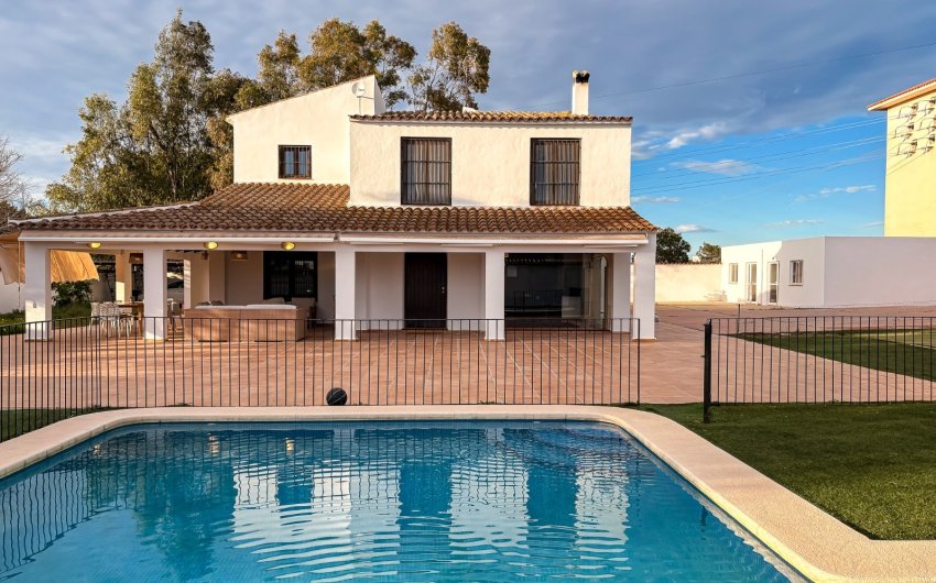 Resale - Villa -
Santa Pola - El Poble Llevanti