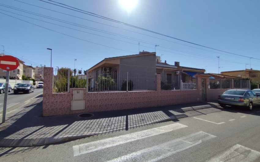 Resale - Villa -
Torrevieja - Center