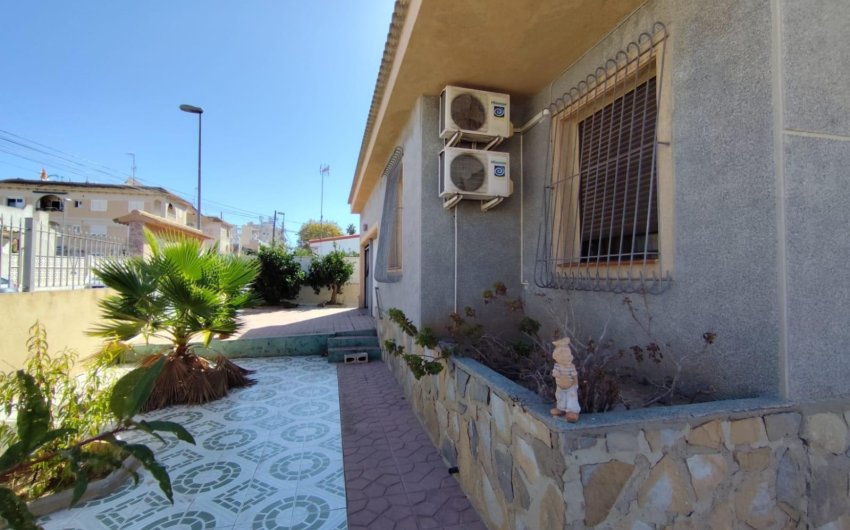 Resale - Villa -
Torrevieja - Center