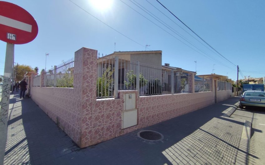 Resale - Villa -
Torrevieja - Center