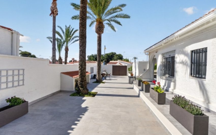 Resale - Villa -
Torrevieja - Costa Blanca