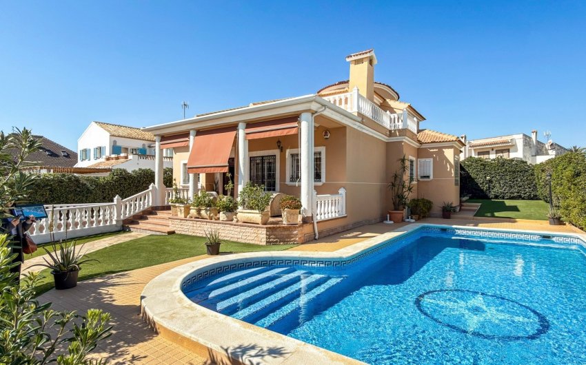 Resale - Villa -
Torrevieja - Costa Blanca