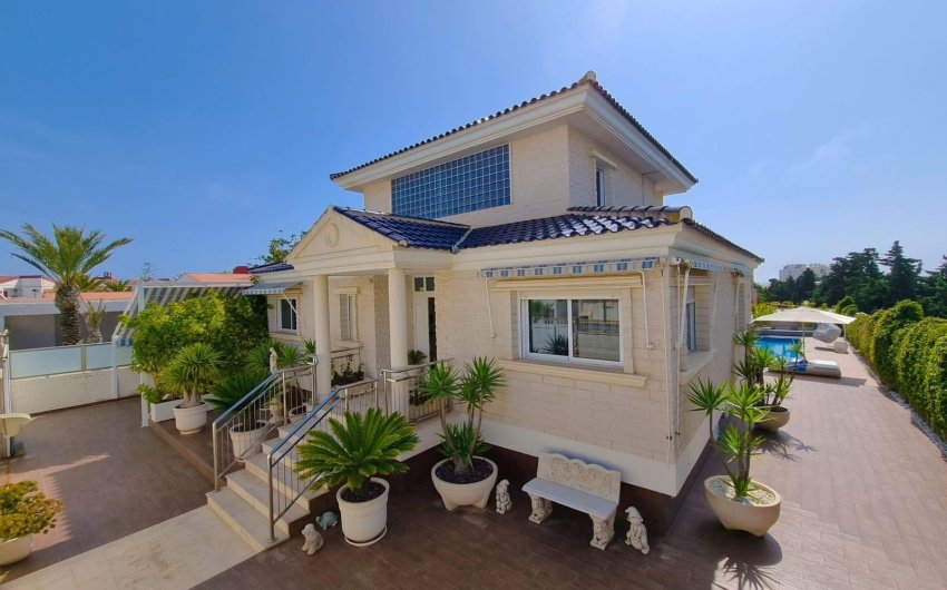 Resale - Villa -
Torrevieja - Costa Blanca