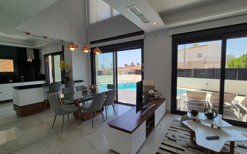 Resale - Villa -
Torrevieja - Costa Blanca