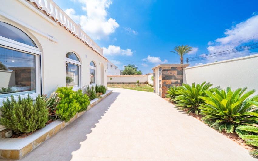 Resale - Villa -
Torrevieja - Costa Blanca