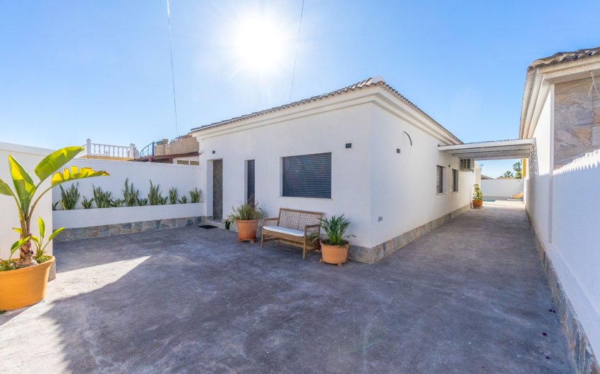 Resale - Villa -
Torrevieja - El Chaparral