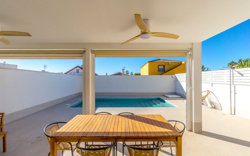 Resale - Villa -
Torrevieja - El Chaparral