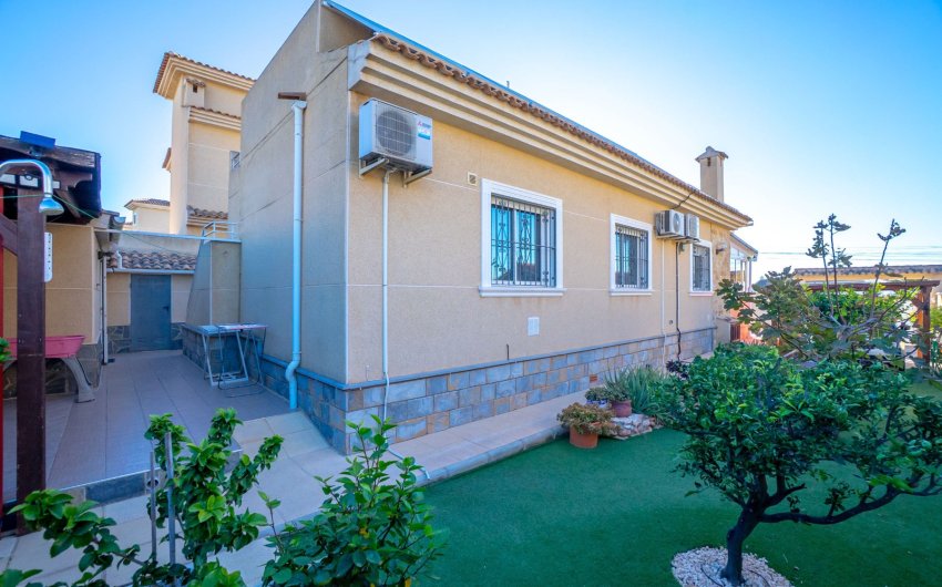 Resale - Villa -
Torrevieja - El Chaparral