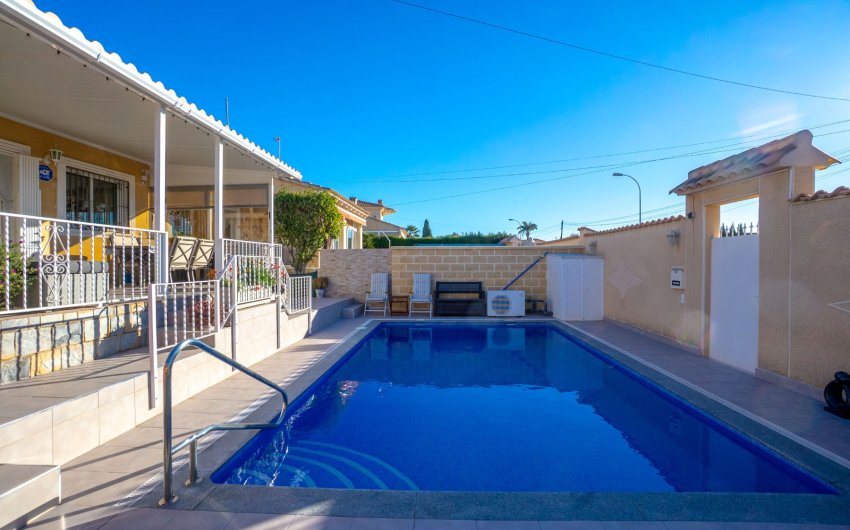 Resale - Villa -
Torrevieja - El Chaparral