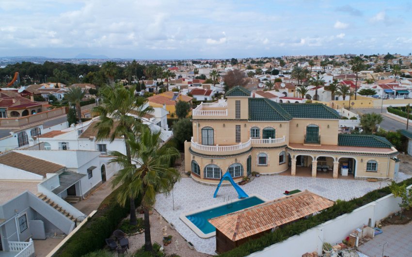 Resale - Villa -
Torrevieja - El Chaparral