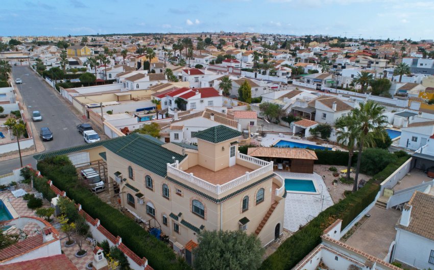 Resale - Villa -
Torrevieja - El Chaparral