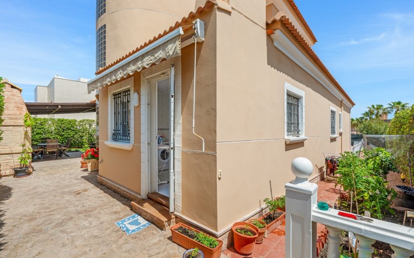 Resale - Villa -
Torrevieja - La Mata