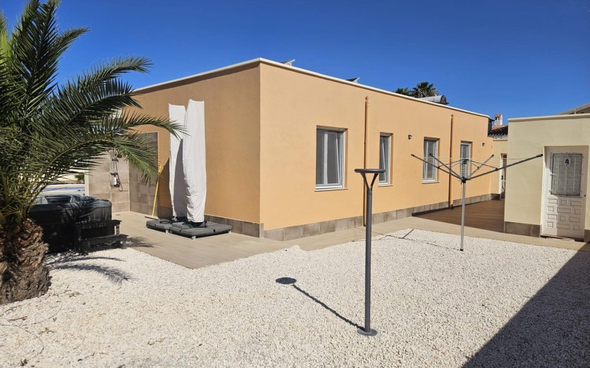 Resale - Villa -
Torrevieja - La Siesta - El Salado - Torreta