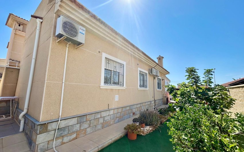 Resale - Villa -
Torrevieja - La Siesta