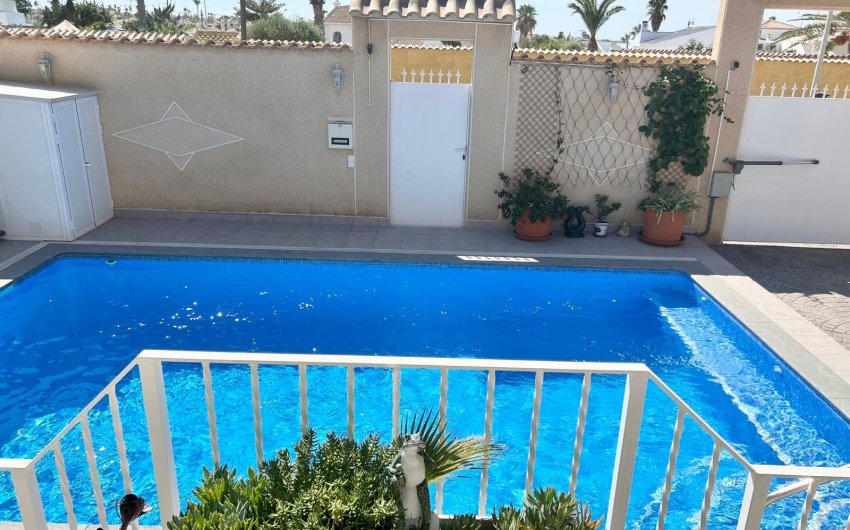 Resale - Villa -
Torrevieja - La Siesta