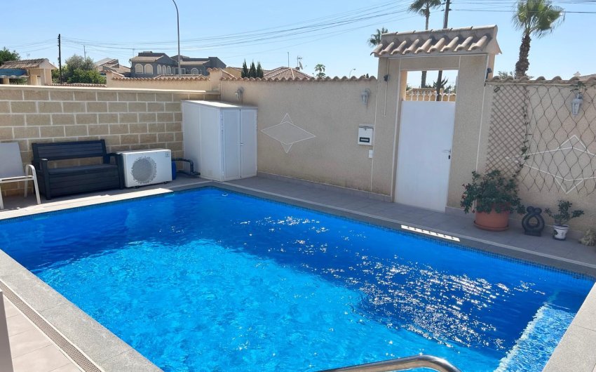 Resale - Villa -
Torrevieja - La Siesta