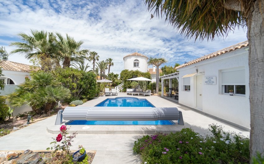 Resale - Villa -
Torrevieja - La Siesta