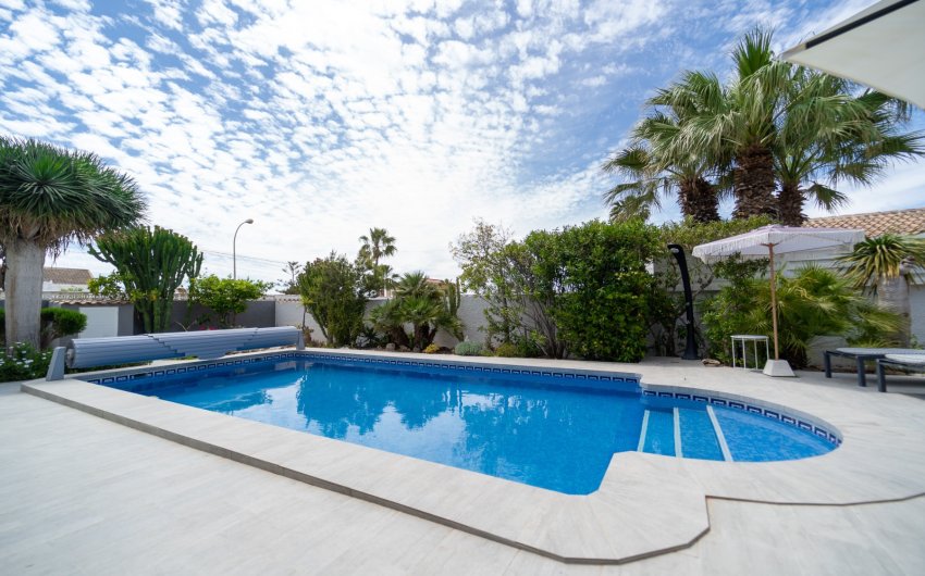 Resale - Villa -
Torrevieja - La Siesta