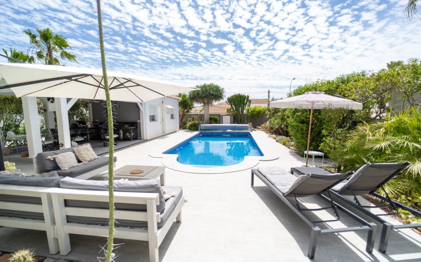 Resale - Villa -
Torrevieja - La Siesta