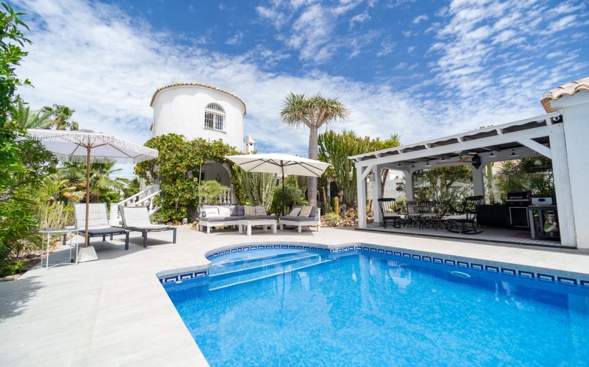 Resale - Villa -
Torrevieja - La Siesta