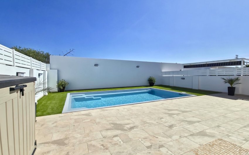 Resale - Villa -
Torrevieja - La Siesta