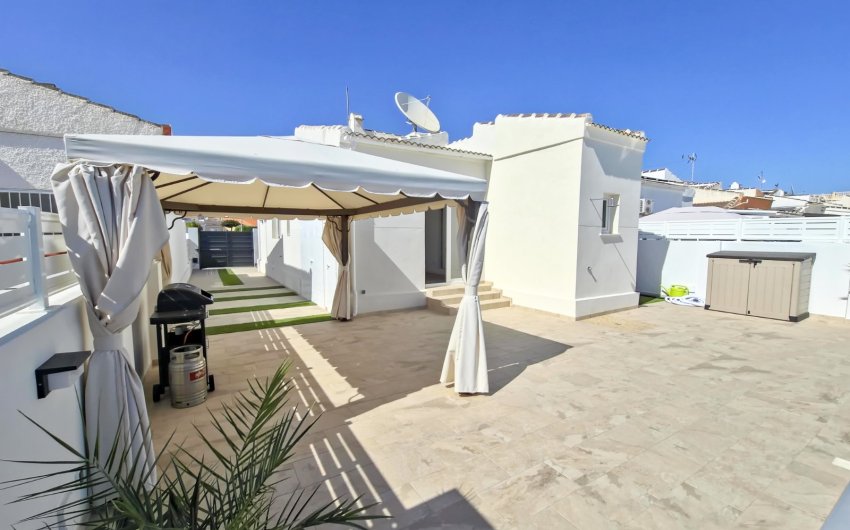 Resale - Villa -
Torrevieja - La Siesta