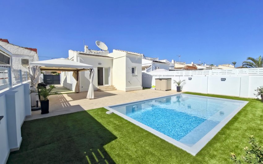 Resale - Villa -
Torrevieja - La Siesta