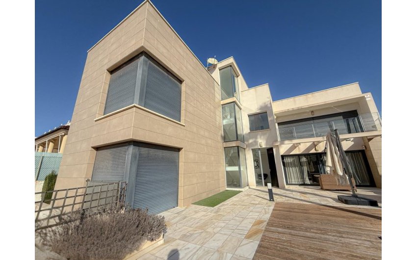 Resale - Villa -
Torrevieja - La veleta