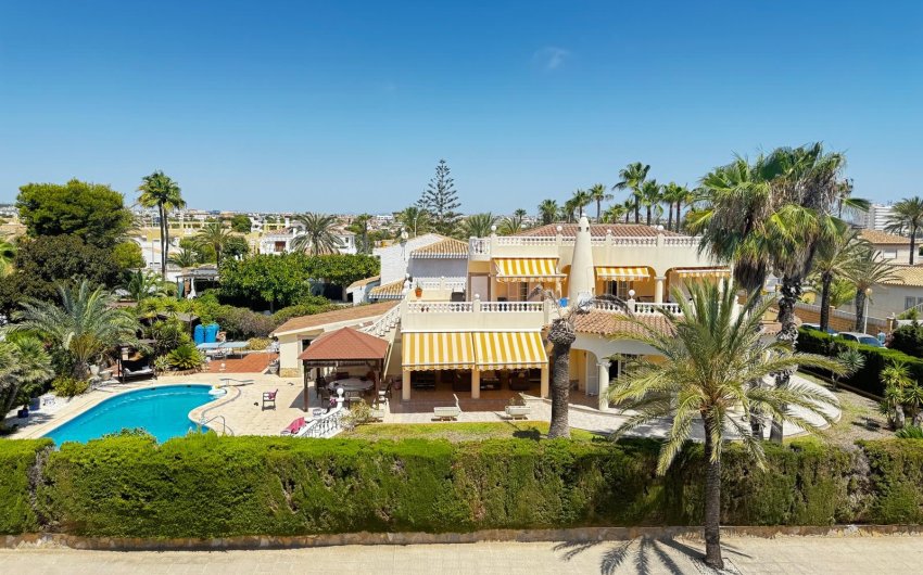 Resale - Villa -
Torrevieja - Punta Prima