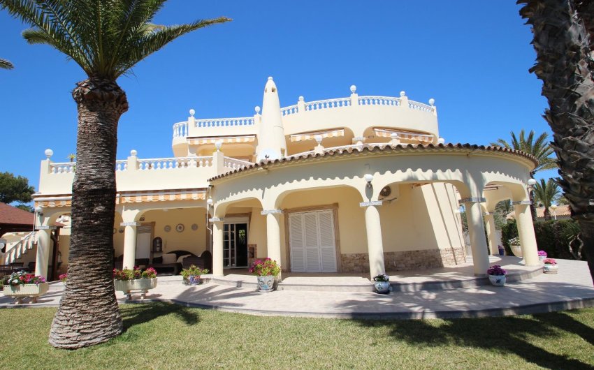 Resale - Villa -
Torrevieja - Punta Prima