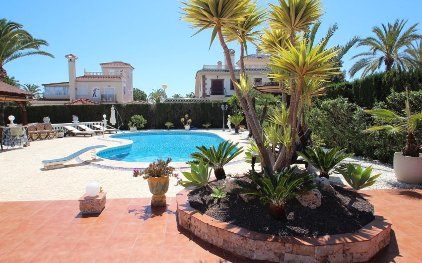 Resale - Villa -
Torrevieja - Punta Prima