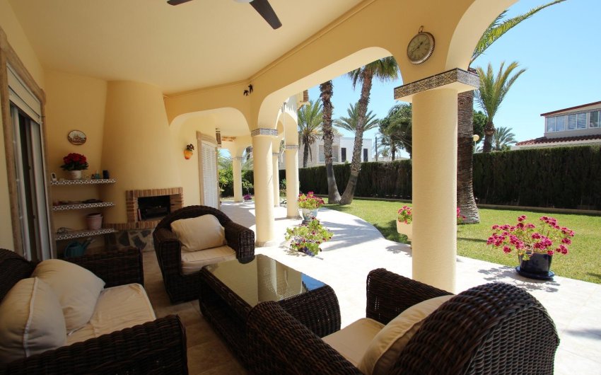 Resale - Villa -
Torrevieja - Punta Prima