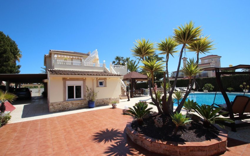 Resale - Villa -
Torrevieja - Punta Prima