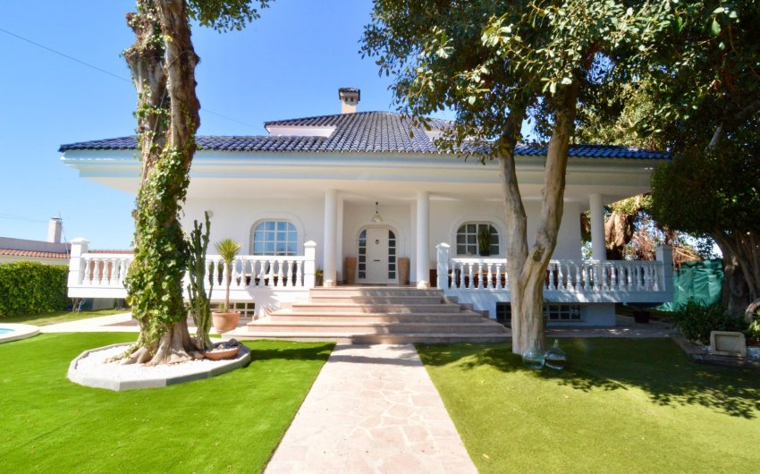 Resale - Villa -
Torrevieja - Torreta