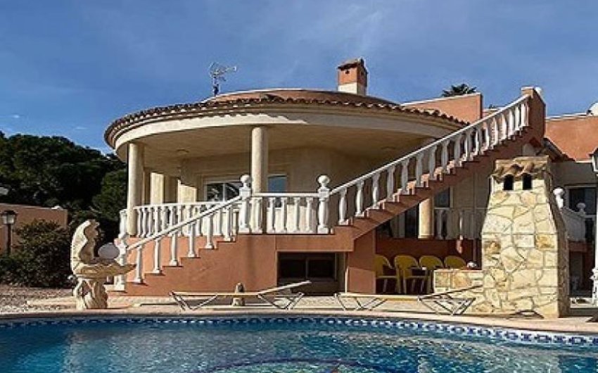 Resale - Villa -
Torrevieja