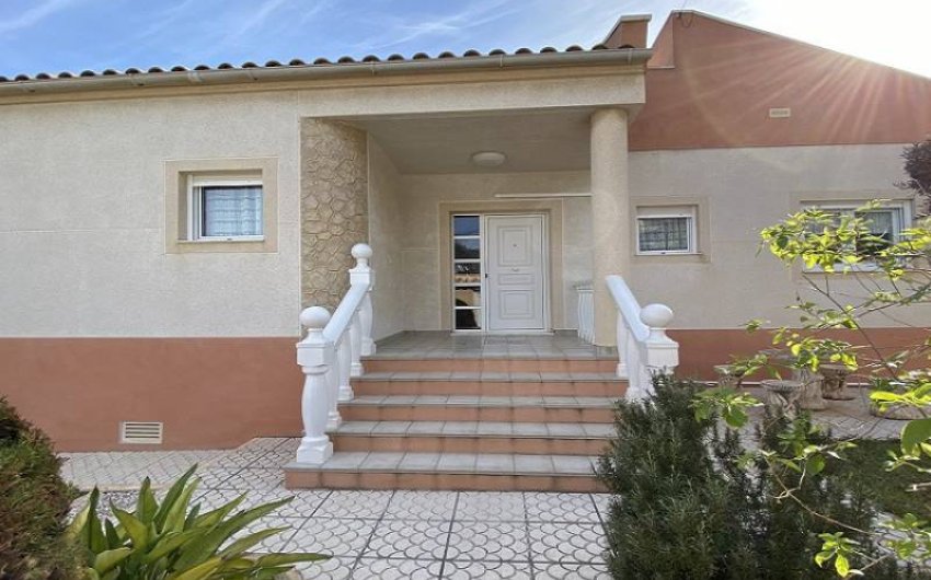 Resale - Villa -
Torrevieja