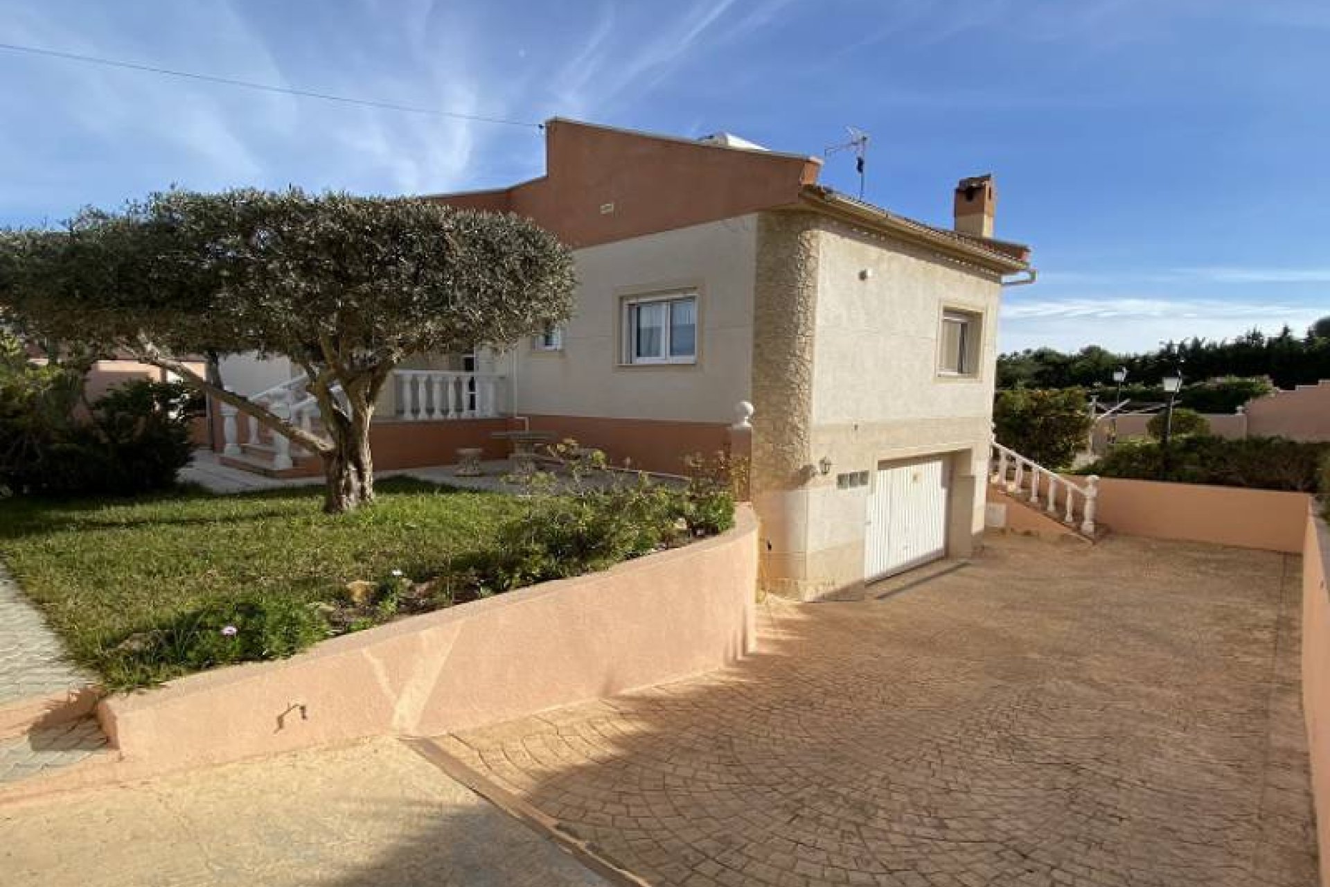 Resale - Villa -
Torrevieja