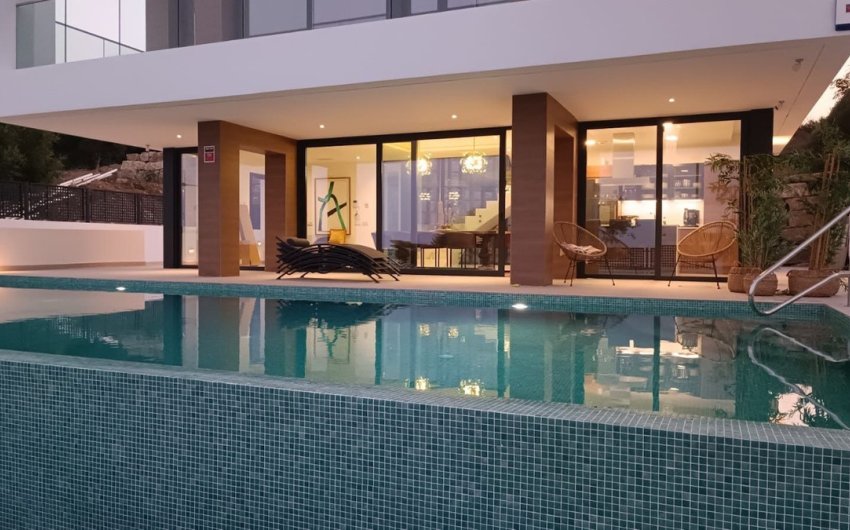 Resale - Villa -
Valle Romano Golf - Inland