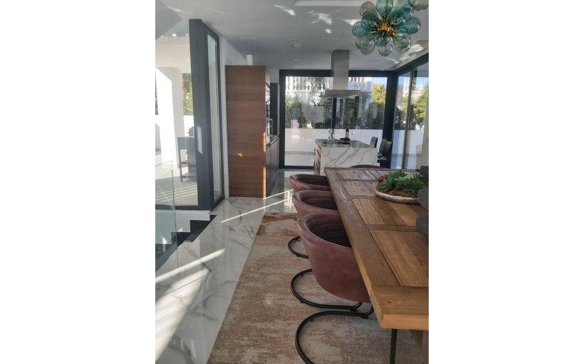 Resale - Villa -
Valle Romano Golf - Inland