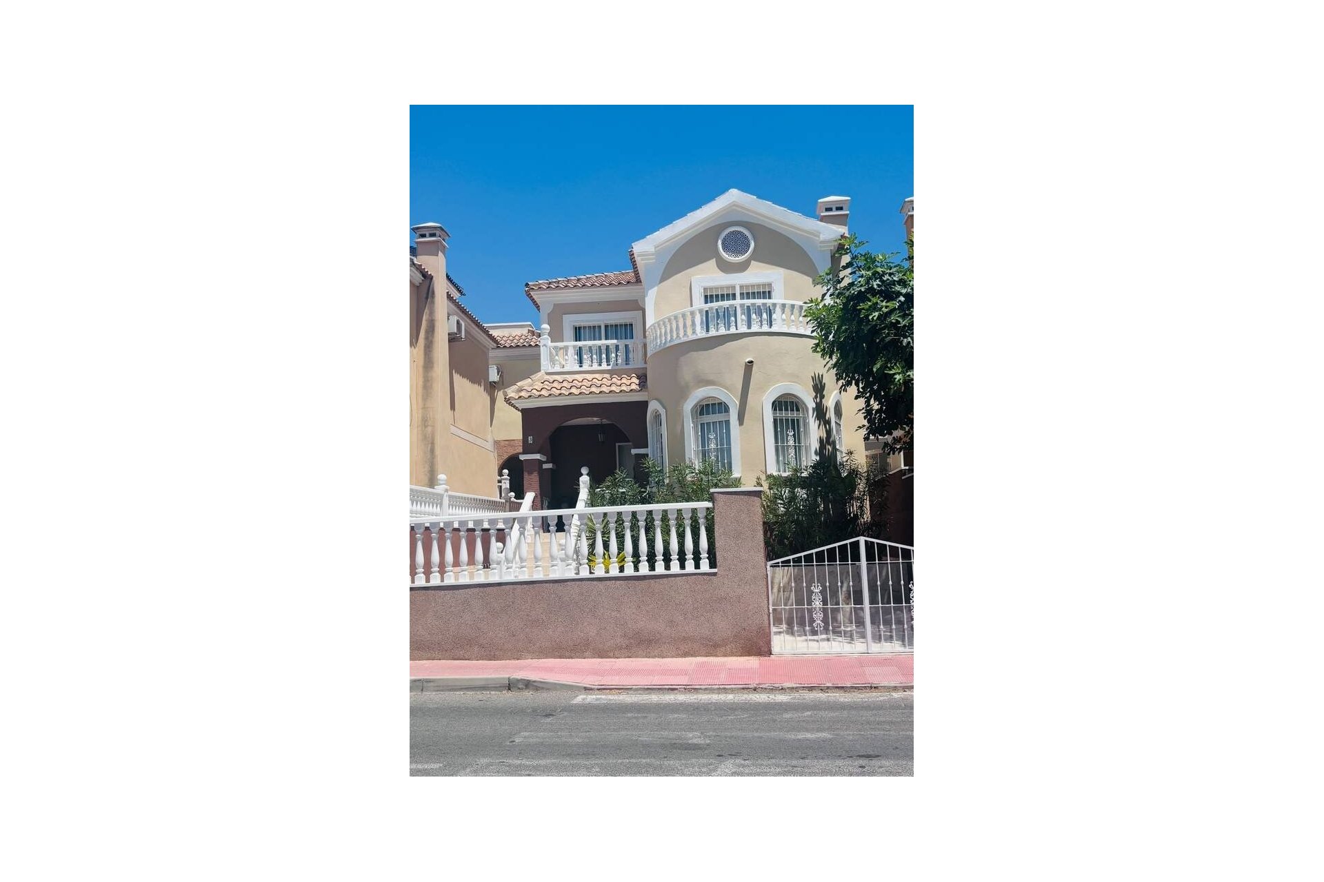 Resale - Villa -
Villamartin - Costa Blanca