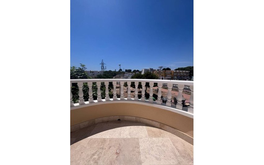 Resale - Villa -
Villamartin - Costa Blanca