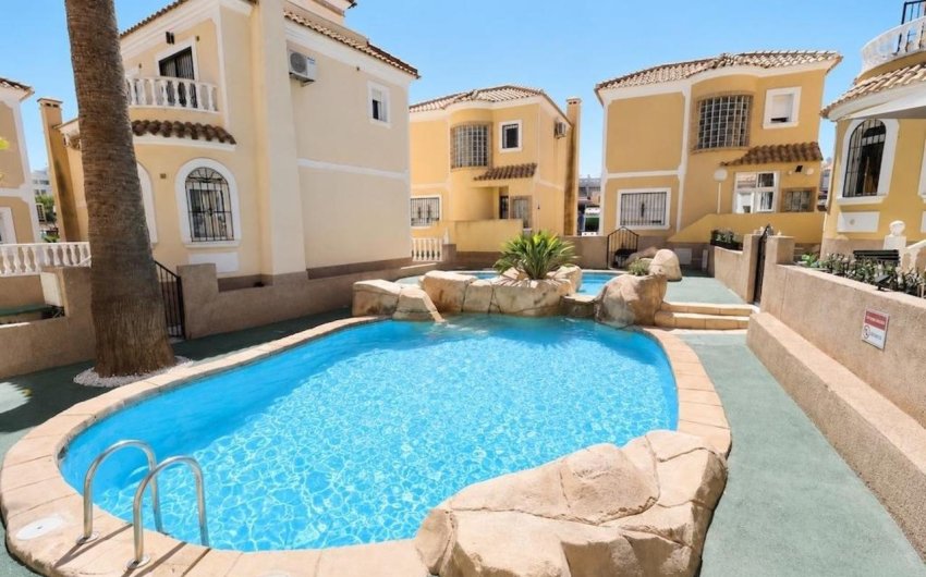 Resale - Villa -
Villamartin - Costa Blanca