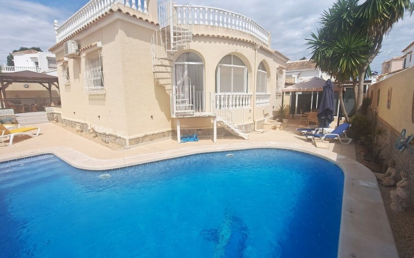 Resale - Villa -
Villamartin - Costa Blanca